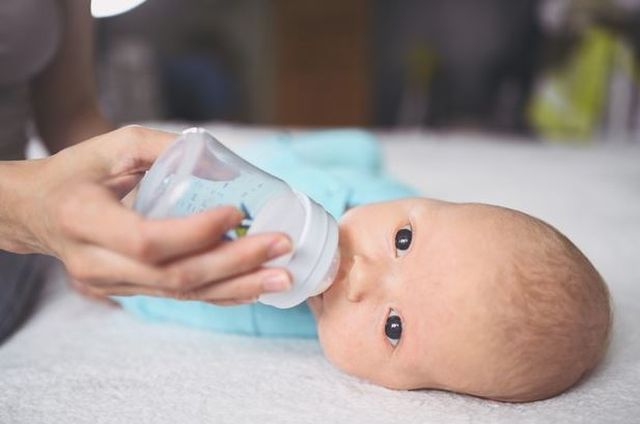 Jak dopasować smoczek i butelkę do potrzeb i wieku dziecka?