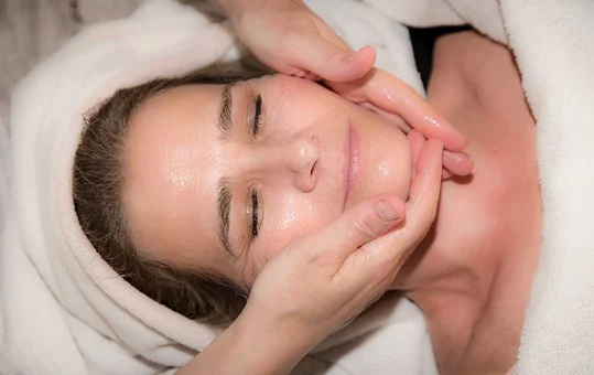 Jakie korzyści daje masaż twarzy i jak go wykonać?